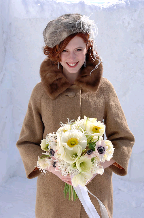 Lovely outfit and bouquet for winter wedding